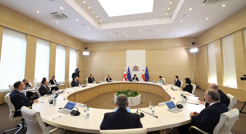 მთავრობის პირველი სხდომა ახალი შემადგენლობით