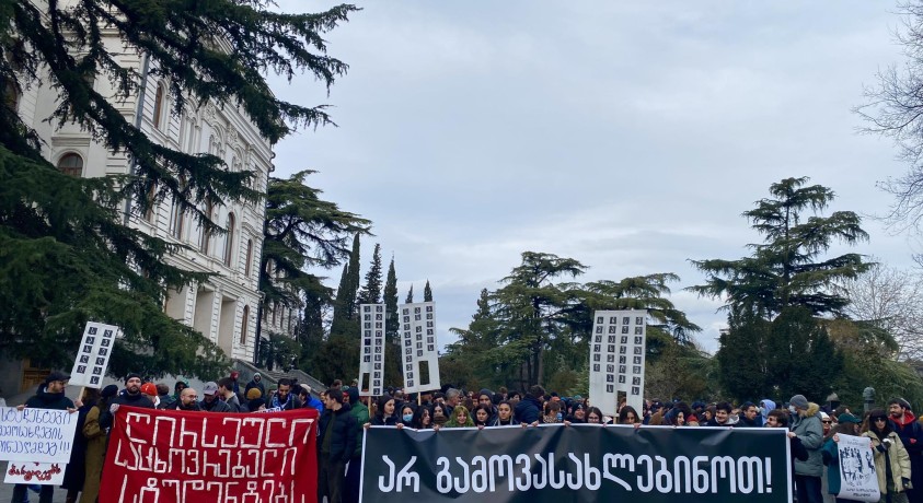 “საცხოვრებელი სტუდენტებს!” – მაისის სტუდენტური მოძრაობა უნივერსიტეტებთან აქციებს მართავს