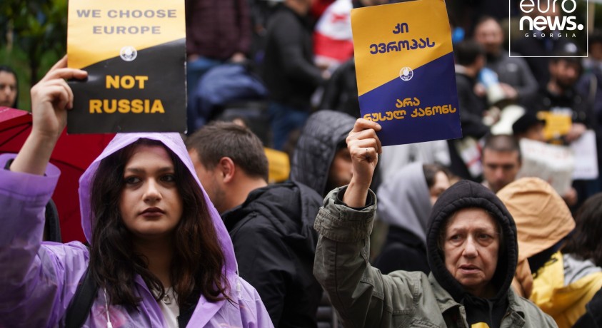 ბიუროს სხდომის პარალელურად აქცია გაიმართა საქართველოს პარლამენტთან