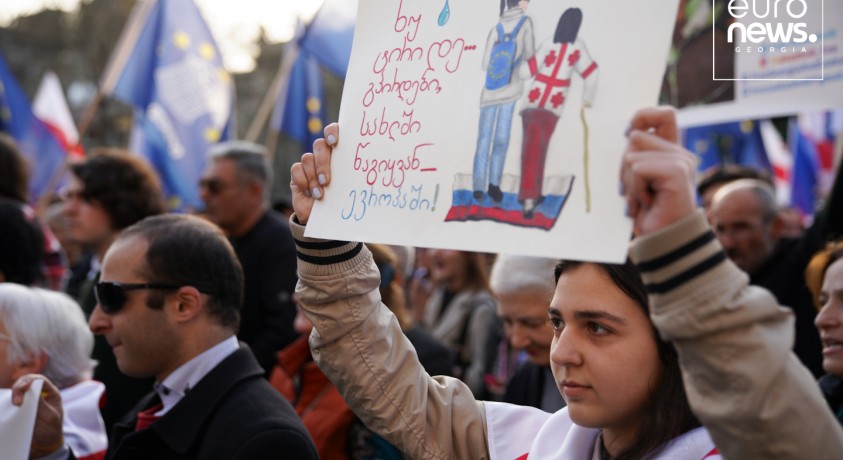 პოლიტიკური დავა უცხოური გავლენების შესახებ კანონპროექტზე გრძელდება