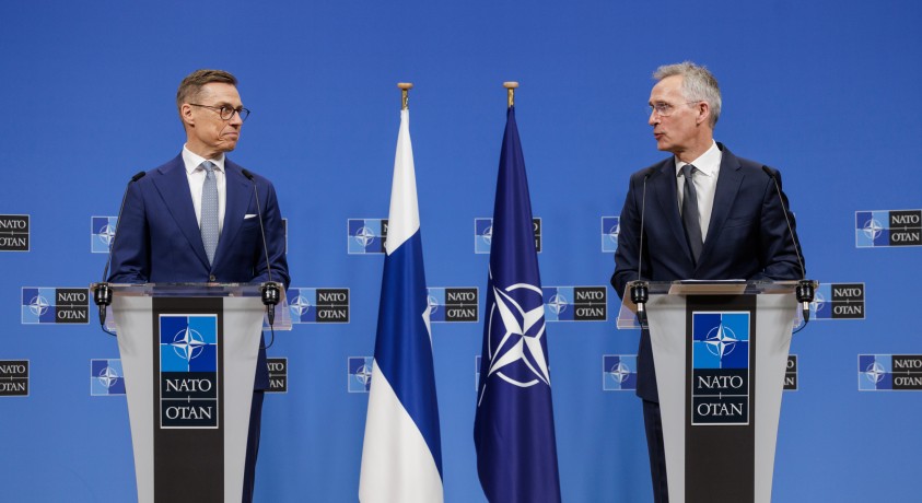 ფინეთის ახალი პრეზიდენტი ნატოს შტაბ-ბინას ეწვია