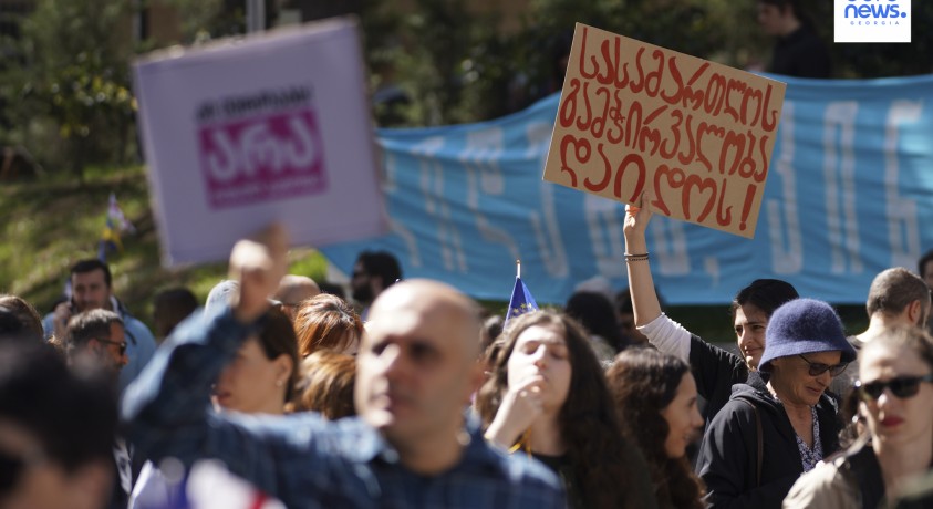 „არა რუსულ კანონს“ – პროტესტი პარლამენტთან
