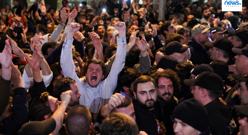 “უცხოური გავლენის გამჭვირვალობის” კანონპროექტის წინააღმდეგ აქციაზე ათასობით ადამიანი გამოვიდა