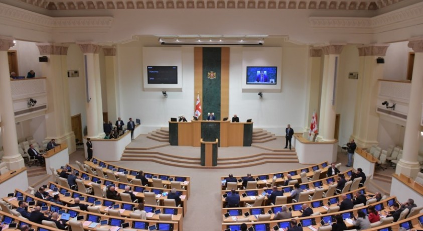 სადავო კანონპროექტს პარლამენტის პლენარულ სხდომაზე პირველი მოსმენით განიხილავენ