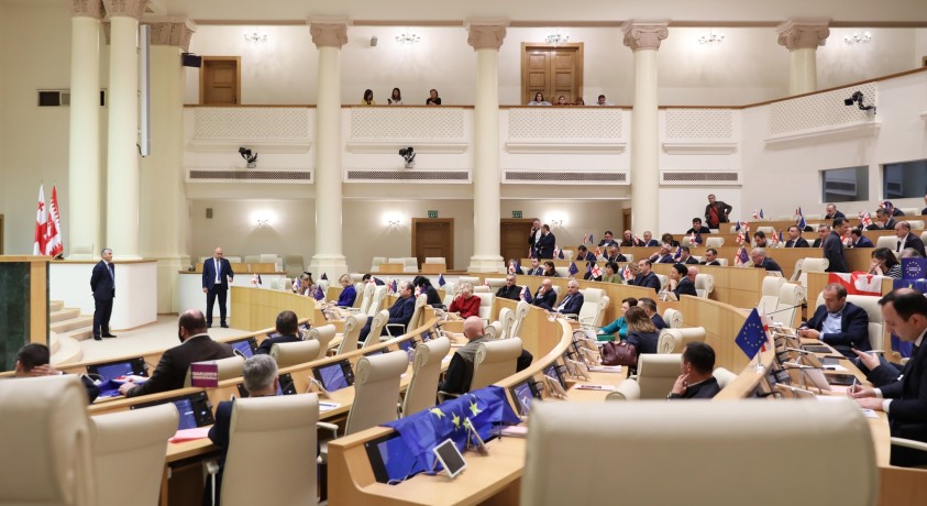 პარლამენტმა სადავო კანონპროექტი მწვავე დაპირისპირების ფონზე პირველი მოსმენით მიიღო