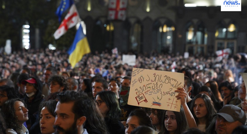 პარლამენტთან მიმდინარე აქციაზე სიტყვით გამომსვლელებმა ხელისუფლებას ე.წ. “აგენტების კანონპროექტის” უკან გასაწვევად ერთსაათიანი ვადა მისცეს