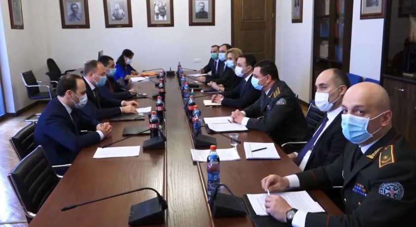 პარლამენტის ნდობის ჯგუფმა თავდაცვის მინისტრს მოუსმინა