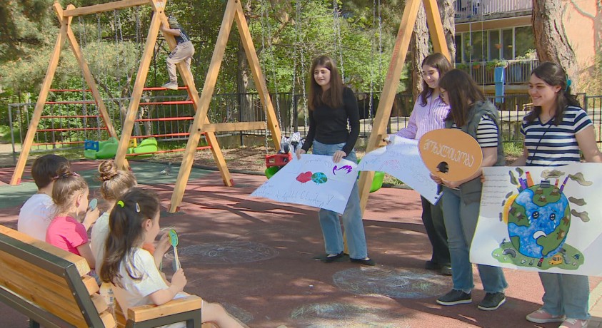 “დედამიწა ჩვენი სახლია” – ბავშვების დახატული პლანეტა