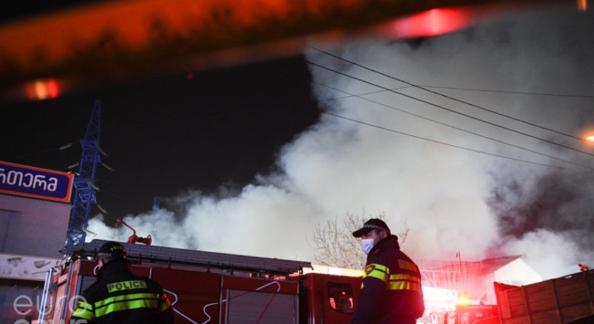 ხანძარი აგლაძის ქუჩაზე ლოკალიზებულია