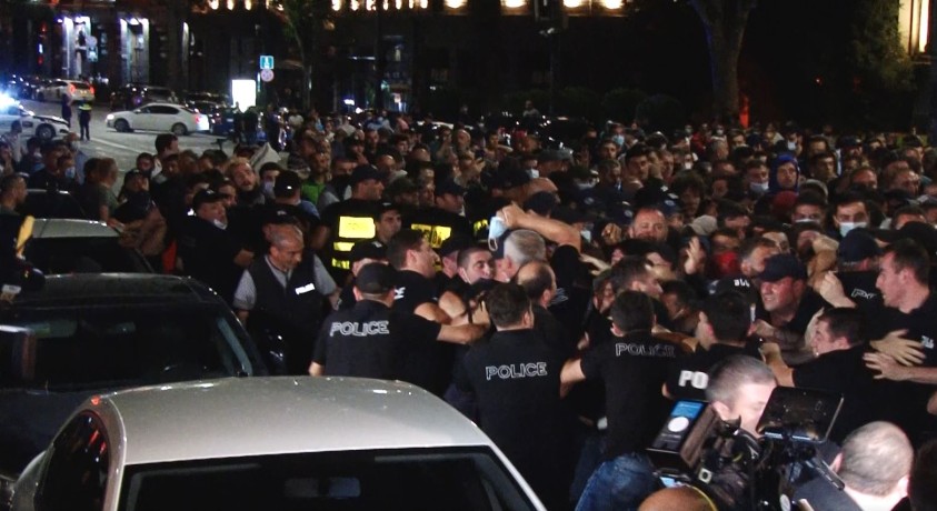 გუშინ ღამით ოპოზიციის წარმომადგენლებს ფიზიკურად გაუსწორდნენ