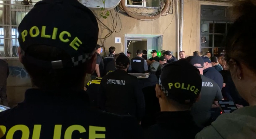 გუშინ ღამით პოლიციამ ბლოგერი უჩა აბაშიძე საკუთარ სახლში დააკავა