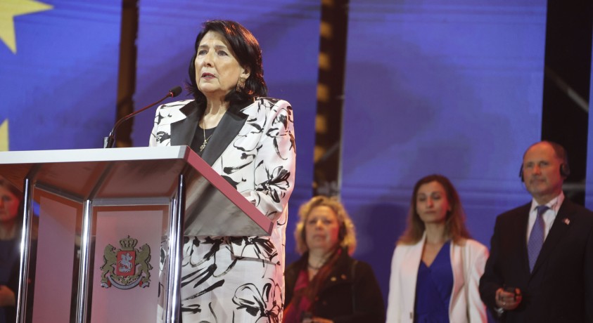 სალომე ზურაბიშვილი ამბობს, რომ საზოგადოება არ დაუშვებს “რუსული კანონის” მიღებას