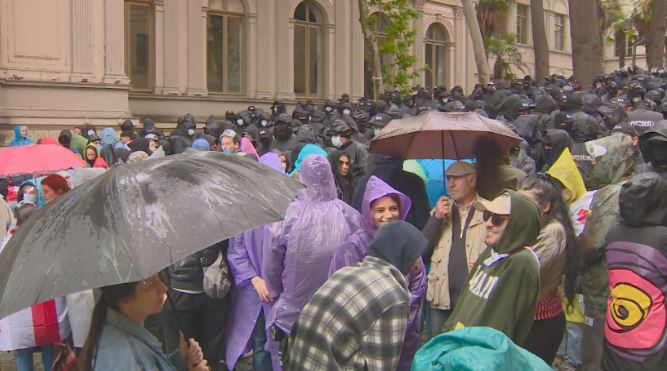 პარლამენტთან საპროტესტო აქცია გრძელდება