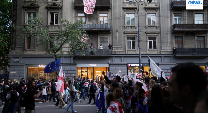 კანონპროექტის მიღების შემდეგ აქციის მონაწილეებმა თბილისის ცენტრალური ქუჩები გადაკეტეს