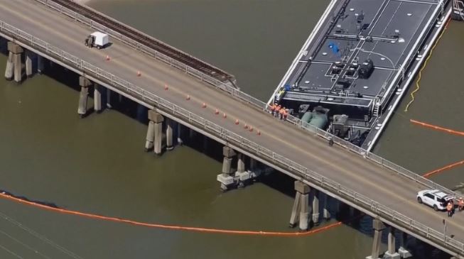 ტეხასის შტატში ნავთობით დატვირთული ბარჟა ხიდს შეეჯახა