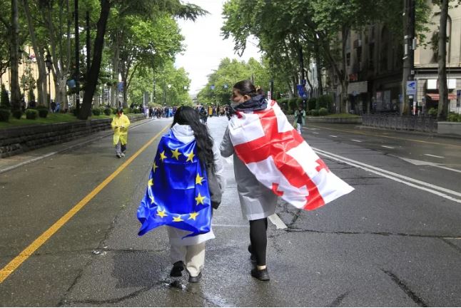 პოლიტიკურ სპექტრში ქვეყნის საგარეო კურსის შესაძლო ცვლილებაზე საუბრობენ