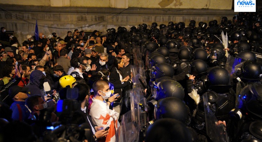 პროტესტი და პოლიციელთა მხრიდან სამსახურებრივი უფლებამოსილების ძალადობით გადამეტება