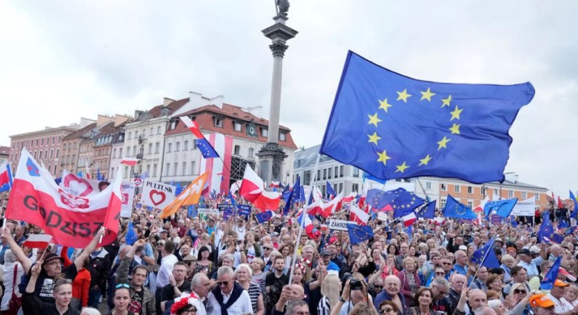 ევროპარლამენტის არჩევნების წინ, პოლონეთში დონალდ ტუსკის ათასობით მხარდამჭერი შეიკრიბა