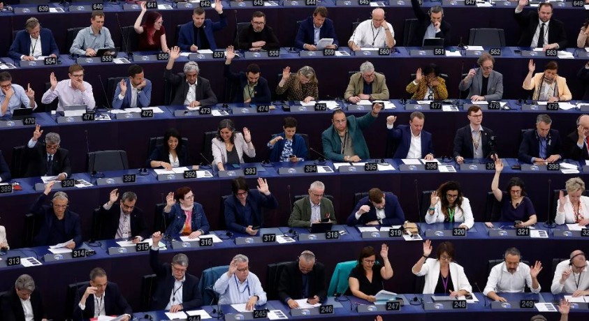 ევროპარლამენტი ევროკომისიის პრეზიდენტის არჩევის მიზნით მოლაპარაკებებს იწყებს