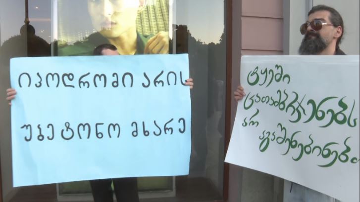 „იპოდრომზე მშენებლობას არ დავუშვებთ” – საპროტესტო აქცია თბილისის საკრებულოსთან