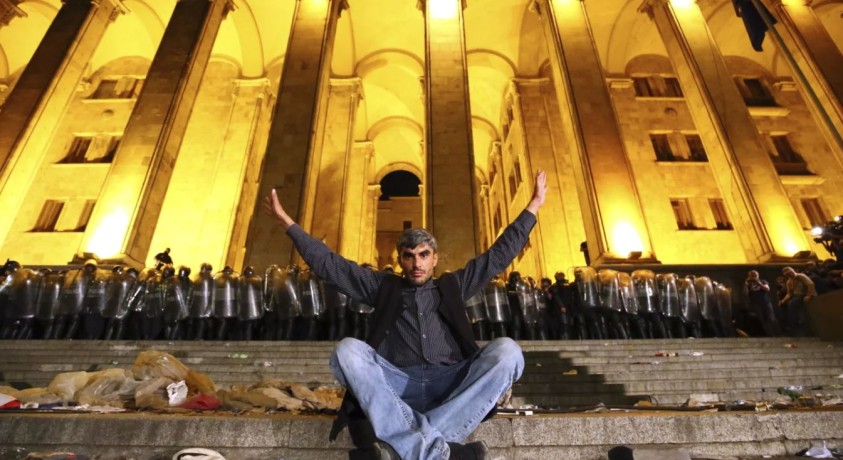 „გავრილოვის ღამიდან” 5 წელი გავიდა — მოქალაქეები პარლამენტთან კვლავ შეიკრიბნენ