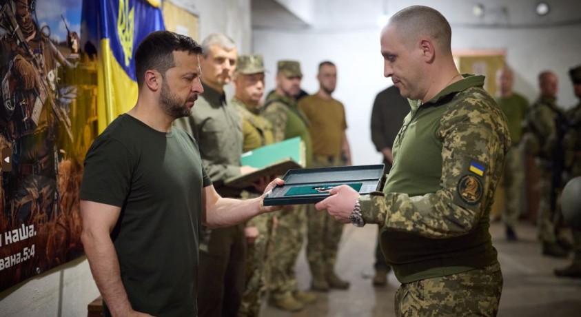 უკრაინის პრეზიდენტმა ფრონტის ხაზზე ჯარისკაცები მოინახულა