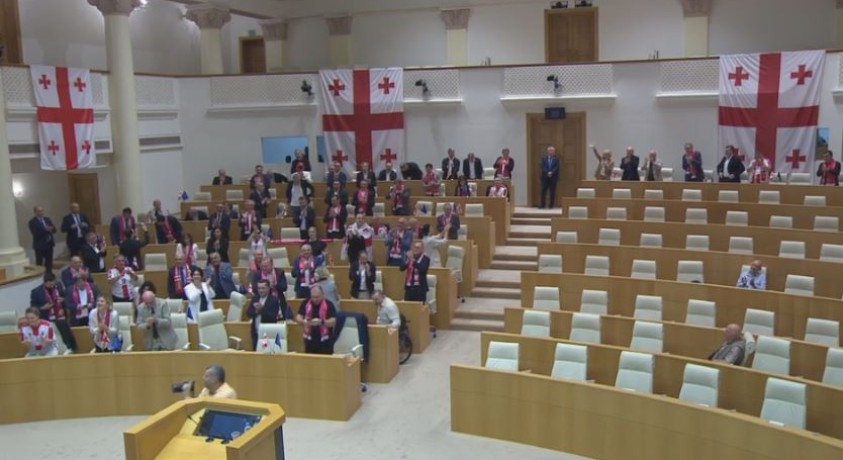 საზეიმო განწყობამ პარლამენტშიც გადაინაცვლა