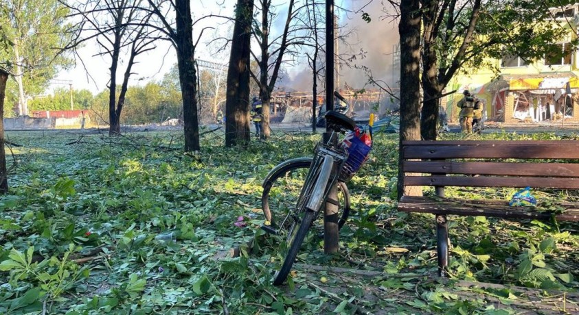 რუსული საოკუპაციო ძალები განაგრძობენ უკრაინის ქალაქებსა და დასახლებებზე იერიშების მიტანას