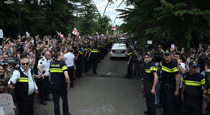 საქართველოს ნაკრების ფეხბურთელებს გულშემატკივრები აეროპორტში დახვდნენ