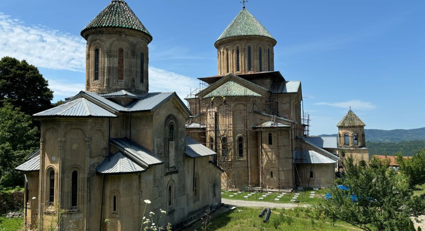 გელათში დროებითი ერთიანი გადახურვის სამუშაოები მიმდინარეობს