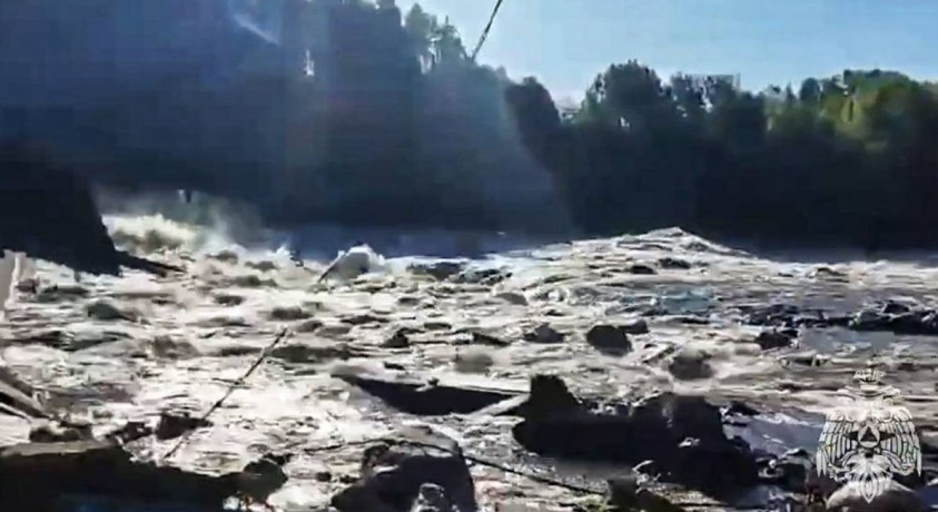 რუსეთის ჩრდილო-დასავლეთით კაშხლის რღვევას წყალდიდობა მოჰყვა