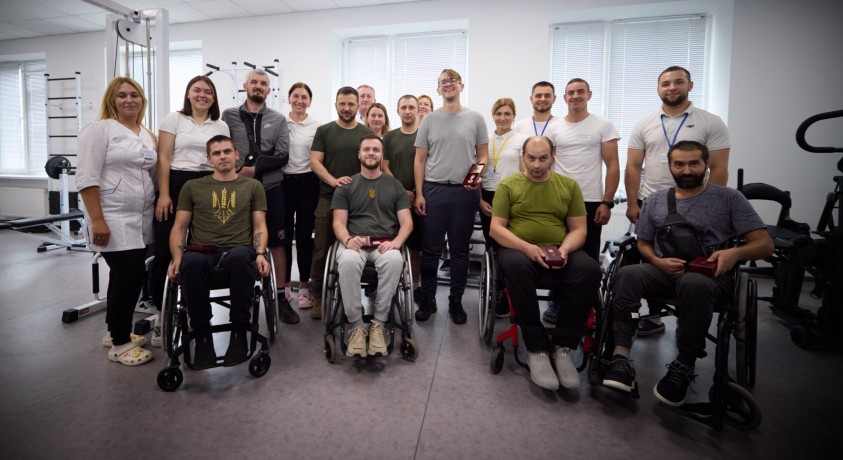 უკრაინის პრეზიდენტმა სამხედრო ჰოსპიტალში ომის ვეტერანები მოინახულა