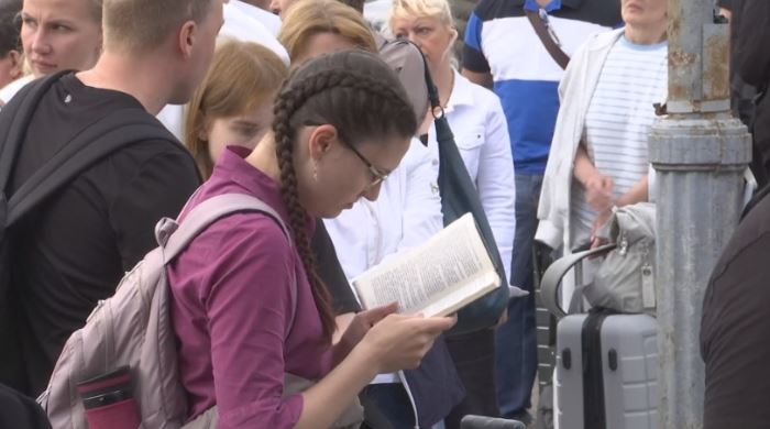 ესტონეთ-რუსეთის საზღვარზე რუსეთის მოქალაქეების გრძელი რიგებია