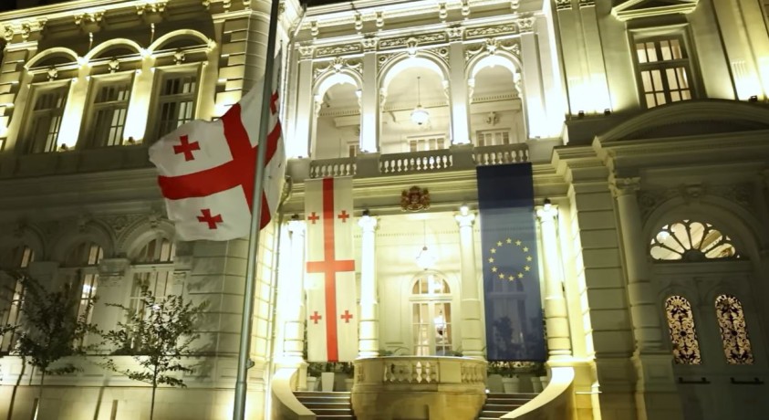 სახელმწიფო დროშები დაშვებულია – საქართველო აგვისტოს ომის გმირებს იხსენებს