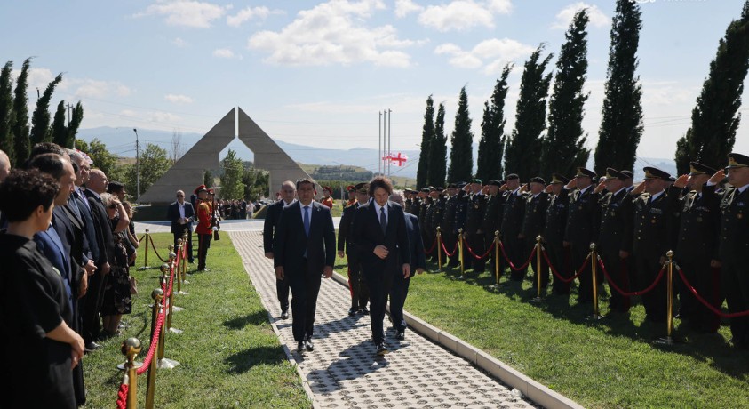 სამთავრობო გუნდმა მუხათგვერდის სასაფლაოზე აგვისტოს ომში დაღუპულთა ხსოვნას პატივი მიაგო