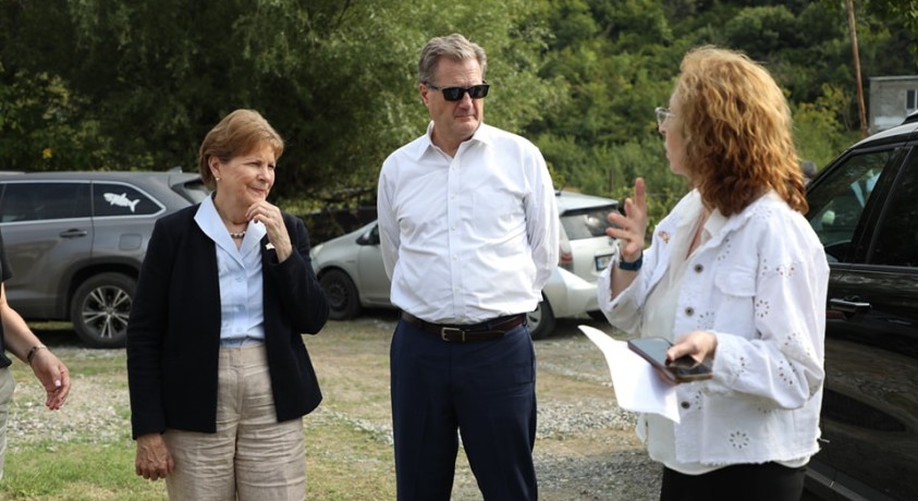 სენატორმა ჯინ შაჰინმა და კონგრესმენმა მაიკ ტერნერმა პრესკონფერენცია გამართეს