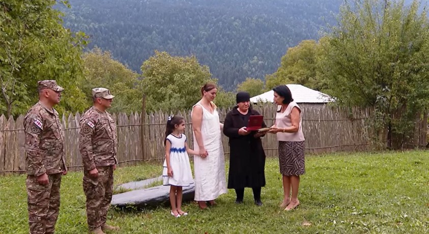 პრეზიდენტმა ალექსანდრე ონიანის ოჯახს საქართველოს ეროვნული გმირის ორდენი გადასცა
