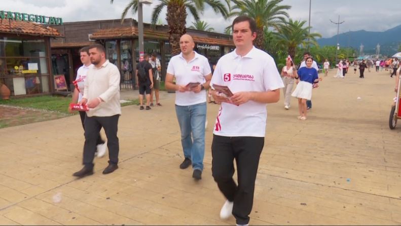 „ერთიანი ნაციონალური მოძრაობის“ ლიდერები ბათუმის ბულვარში მოსახლეობას შეხვდნენ