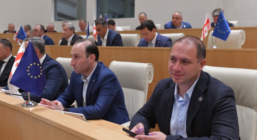 „ქართულმა ოცნებამ“ უკვე ორი მოსმენით მიიღო ე.წ. „ოჯახური ღირებულებების“ კანონპროექტი