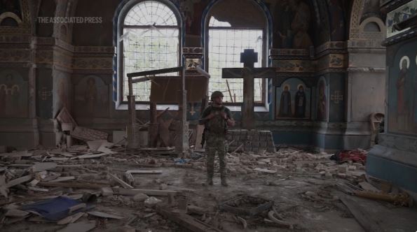 უკრაინულმა დანაყოფებმა დონეცკის მახლობლად რუსული იერიშების შედეგად დანგრეული ეკლესია მოინახულეს