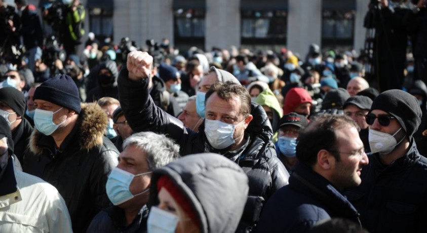 საპროტესტო აქცია პარლამენტის შენობასთან გრძელდება