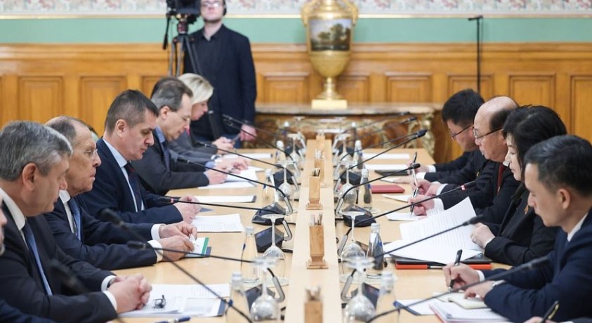 „ვეხმარებით ამხანაგ რუსებს” – მოსკოვში ჩრდილოეთ კორეის საგარეო საქმეთა მინისტრი ჩავიდა