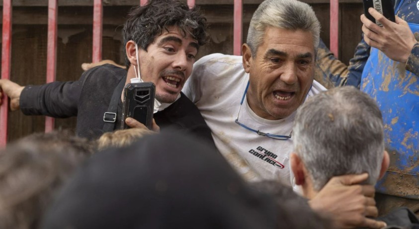 ესპანეთში სტიქიის ადგილზე ჩასულ მეფესა და პრემიერს ადგილობრივი მოსახლეობა პროტესტით შეხვდა