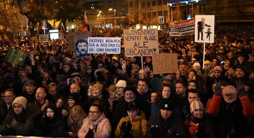 ბრატისლავაში მთავრობის გადადგომის მოთხოვნით ათასობით მომიტინგე შეიკრიბა