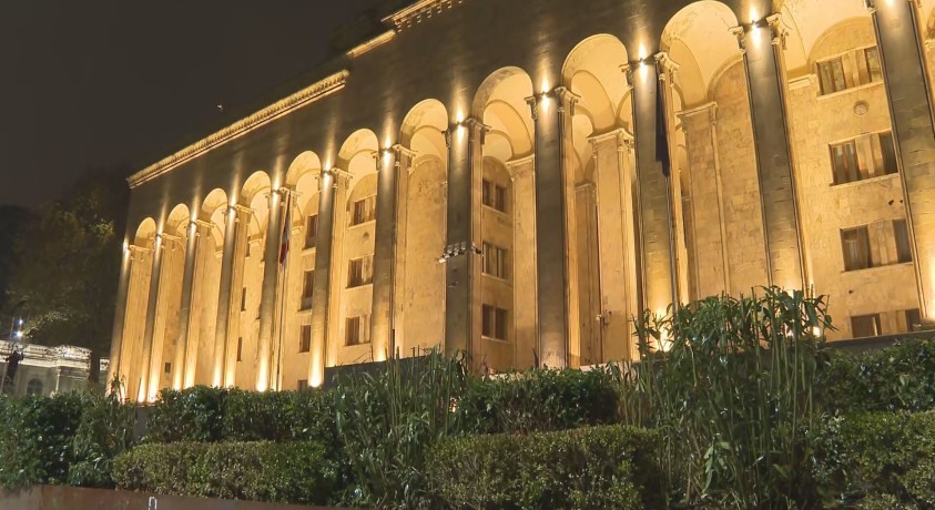 პროტესტი პარლამენტთან დასრულებულია