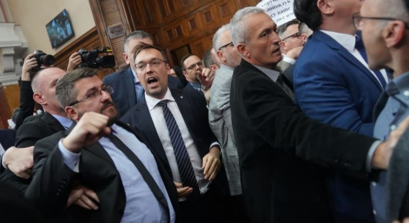 “ომი გინდათ!” – სერბეთის პარლამენტში დეპუტატები ფიზიკურად დაუპირისპირდნენ ერთმანეთს