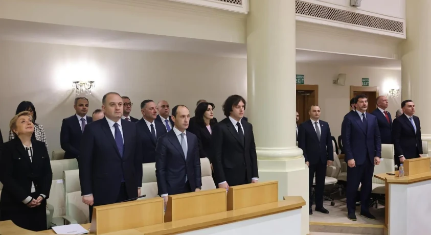 პარლამენტმა ახალი მთავრობა დაამტკიცა