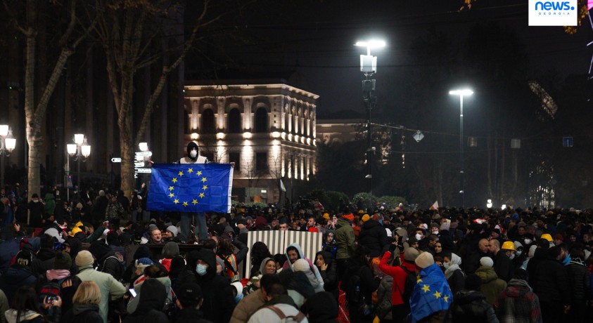 საზოგადოებრივ მაუწყებელთან შეკრებილი დემონსტრანტები პარლამენტთან მიმდინარე აქციას შეუერთდნენ