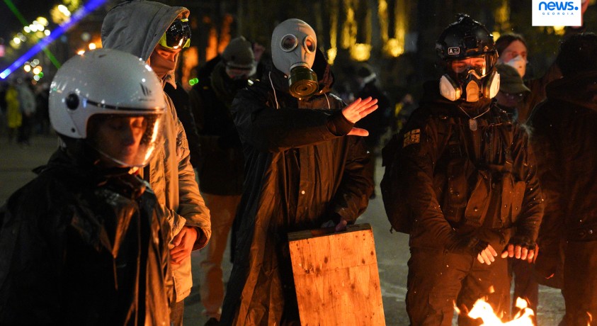 ღამის 1-ელი საათია და… თბილისსა და საქართველოს სხვა ქალაქებში საპროტესტო აქციები გრძელდება.  3 დეკემბერი, 2024