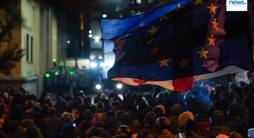 საქალაქო სასამართლოში საპროტესტო აქციებზე დაკავებულთა პროცესები მიმდინარეობს